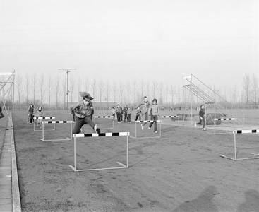 881482 Gezicht op de atletiekbaan van het sportpark Maarschalkerweerd aan de Laan van Maarschalkerweerd te Utrecht.